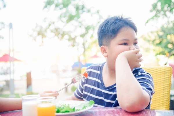 サラダに野菜に対する嫌悪感を表現した肥満の少年 食品の概念を拒否 — ストック写真