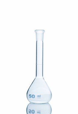 50 ml boş. Erlenmeyer şişesi kırpma yolu olan beyaz arkaplanda yansıtıcı izole edilmiş, kimyasal laboratuvar cam eşyalar ve bilimsel ekipman konsepti