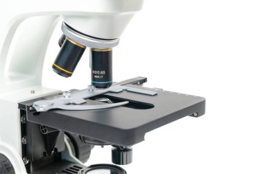 Mikroskop kapalı beyaz arka plan, bilim ve teknoloji kavramı izole