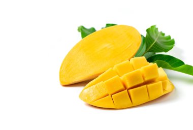Beyaz arka planda yeşil yapraklı nefis olgun sarı mango. Tayland 'da yaz meyveleri