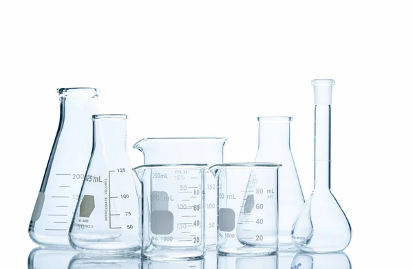 Realistische Laborausrüstung Aus Glas Vorhanden Kolben Und Messbecher Für Wissenschaftliche — Stockfoto