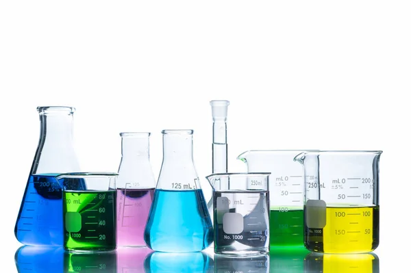 Vetreria Laboratorio Con Liquidi Diversi Colori Flasks Becher Misura Esperimento Foto Stock