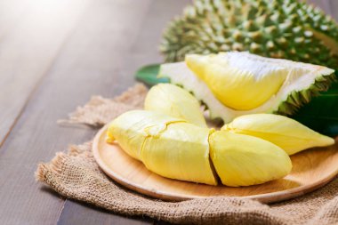 Taze Durian (aylık) çuval ve eski ahşap zemin üzerinde, yaz mevsiminde Tayland 'dan meyve kralı