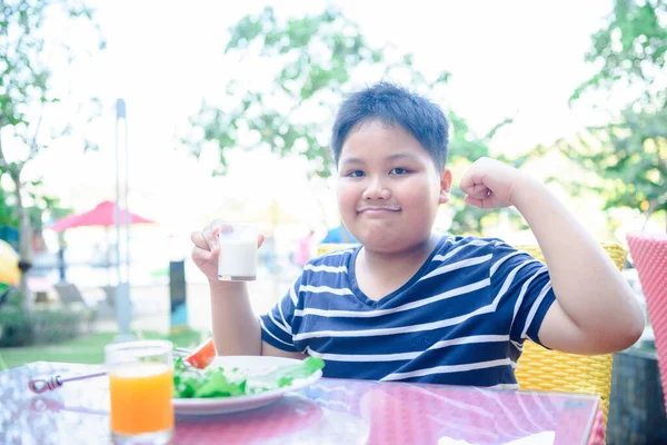 Lindo Asiático Obeso Niño Chico Haciendo Fuerte Mano Mientras Bebiendo —  Fotos de Stock