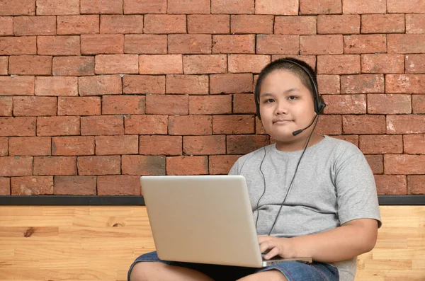 Menino Estudante Obeso Usar Estudo Fone Ouvido Line Com Professor — Fotografia de Stock