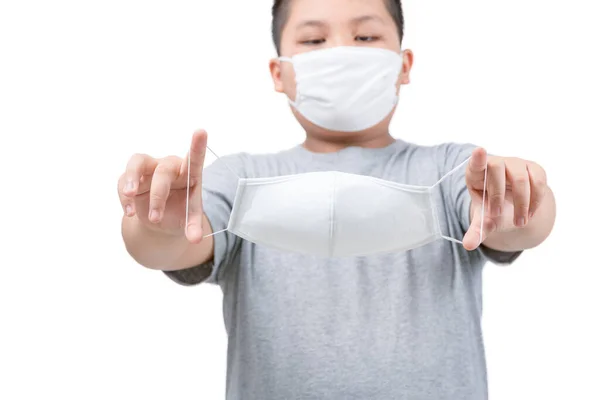 Χοντρό Αγόρι Που Κρατάει Χειρουργική Ιατρική Μάσκα Χέρια Που Απομονώνονται — Φωτογραφία Αρχείου