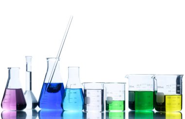 Laboratuvar camları farklı renklerde sıvılarla dolu, deney için deney tüpleri ve ölçüm tüpleri beyaz arka planda ve kırpma yolunda izole edilmiş laboratuvarda, bilimsel ekipman...
