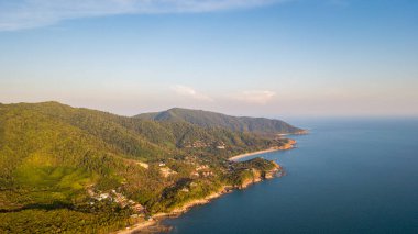 Tayland 'ın güneyindeki Lanta noi adasındaki Khlong Hin Sahili' nin havadan görünüşü, şnorkelle yüzen turistler için popüler bir turizm merkezi..