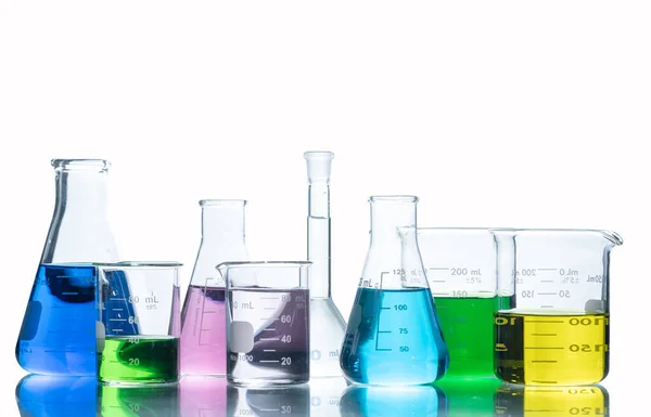 Laboratorieglas Med Vätskor Olika Färger Flasker Och Mätbägare För Vetenskapliga — Stockfoto