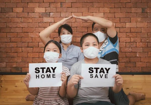 Asiatische Familie Trägt Maske Und Zeigt Papier Mit Bleiben Sie — Stockfoto