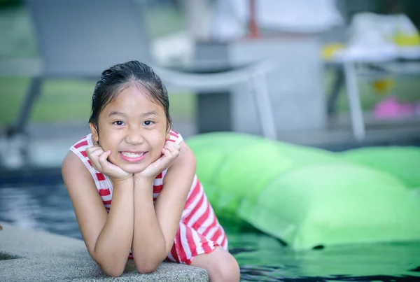 Schattig Klein Meisje Dragen Zwempak Glimlach Spelen Bij Het Zwembad — Stockfoto