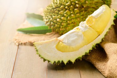 Taze kesilmiş durian (ay) çuval ve eski ahşap arka plan, Tayland 'ın yaz mevsiminde meyve kralı