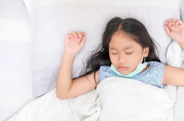 Asiatisk Flicka Bär Skyddande Masker Sova Sängen Corona Virus Karantän — Stockfoto