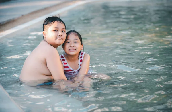 Feliz Irmão Sisiter Estão Jogando Água Piscina Recreação Relaxar Verão — Fotografia de Stock