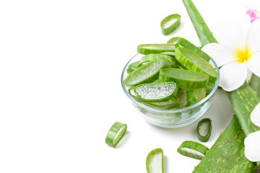 Aloe Vera 'yı beyaz camla dilimle. Aloe Vera' nın faydaları sindirim yardımı, cilt hastalıklarının tedavisi, sedef hastalığı ve sivilceler, güneş yanığı ve mide yanması ve kan şekerinin azaltılmasına yardımcı oluyor..
