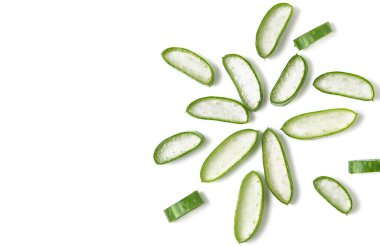Dilimlenmiş aloe vera beyaza izole edilmiş. Aloe Vera 'nın yararları, sedef ve akne, güneş yanığı ve mide yanması gibi cilt hastalıklarını tedavi etmek ve kan şekerinin düşmesine yardımcı olmaktadır..