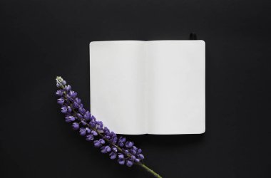 Mockup çiçekli