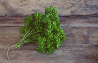 Masanın üzerine maydanoz