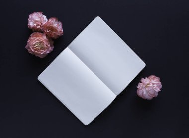 Mockup çiçekli