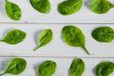 Ispanak üzerinde beyaz masa