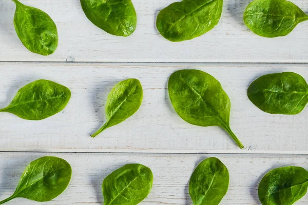 Ispanak üzerinde beyaz masa