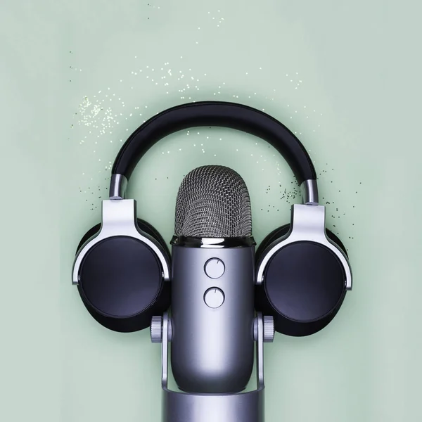 Mikrofon a sluchátka na mátě — Stock fotografie