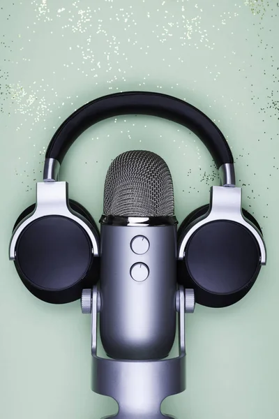 Microphon and headphones on mint — ストック写真