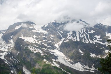 Karlı dağın güzel manzarası