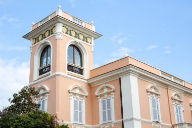 Gökyüzüne karşı ev