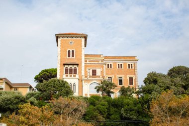 Bir tepenin üstündeki İtalyan evi