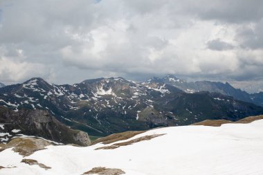 Dağların tepeleri karla kaplı.