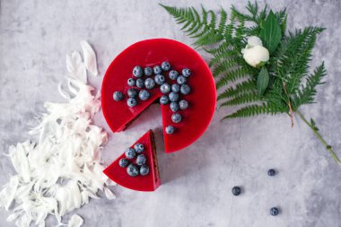 Kırmızı pastada mavi çilek