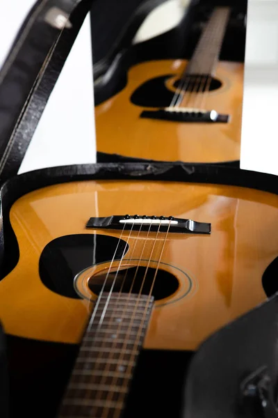 Aynadaki gitarın yansıması.