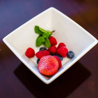 Beyaz bir tabakta çilek