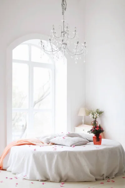 Εσωτερικό Κρεβάτι Και Όμορφο Πολυέλαιο Στο Φόντο Του Παραθύρου — Φωτογραφία Αρχείου
