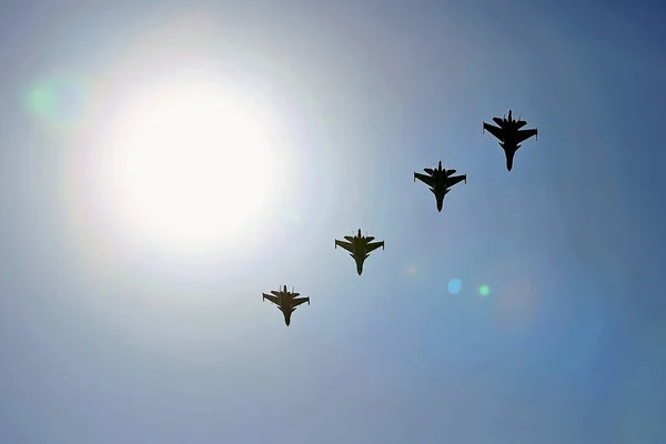 Vier Vliegtuigen Vliegen Tegen Hemel Zon — Stockfoto