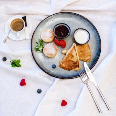 Kahve ve tostla kahvaltı.