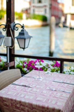 Masadaki şarap bardakları suyun arka planına karşı.