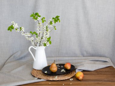 Durgun armutlar ve beyaz çiçekler