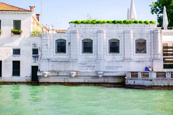 Gyönyörű Fehér Épület Velencében — Stock Fotó