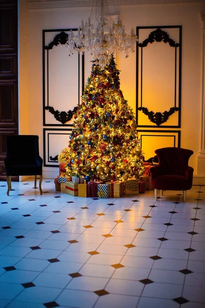 Güzel bir iç mekânda Noel ağacı