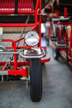 Büyük plakalı kırmızı araba farları.