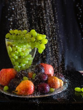 Su altında üzüm ve meyve.