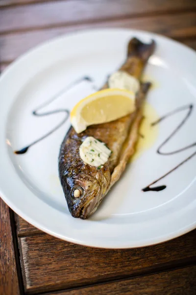 Beyaz tabakta kızarmış balık.