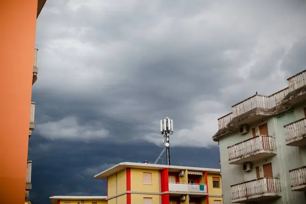 Cielo Las Nubes Antes Tormenta Sobre Los Techos Las Casas — Foto de Stock