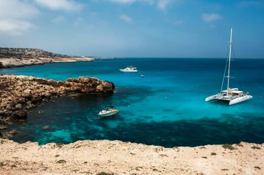 Avrupa'nın Akdeniz denizde tatil. Temiz deniz suyu. Güzel sahil şeridi. Mavi lagün. Avrupa resort. Yolculuk seyahat Avrupa'da. Eurotrip. Cruise turu. Deniz yat. Yurtdışı gezisi