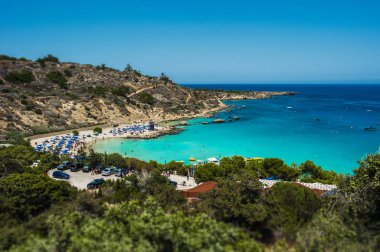 Denizde mavi lagün güzel Beach'te. Deniz manzarası. Kıbrıs güzel sahil. Kıbrıs'ta tesisi alanı. Kıbrıs plajları. Yunan Plajlar. Ücretli plajlar