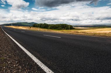 Asfalt yol. Yolun kırsal yoluyla. Ülke manzaraları. Araba ile yolculuk boyunca güzel yerleri