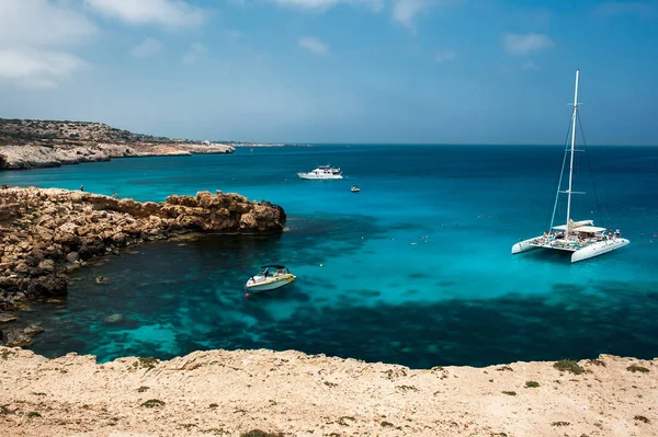 Avrupa'nın Akdeniz denizde tatil. Temiz deniz suyu. Güzel sahil şeridi. Mavi lagün. Avrupa resort. Yolculuk seyahat Avrupa'da. Eurotrip. Cruise turu. Deniz yat. Yurtdışı gezisi