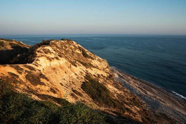 Sunrise denizin rock. Günbatımı denize rock. Deniz manzarası. Akdeniz. Güzel gün batımı. Dağlar deniz kenarında. Kıbrıs doğası. Yunanistan doğası